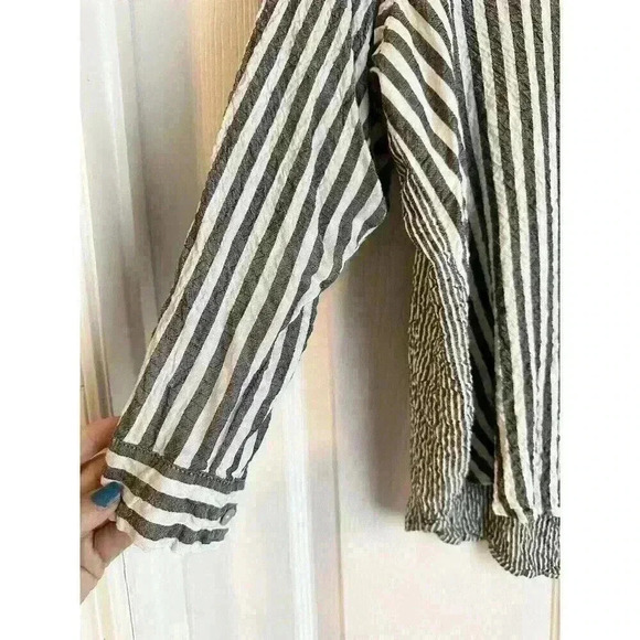 Jane + Delancey Womens Top Size 1X Gray White Stripe Crinkle Hi/Low Hem Roll Tab - Picture 2 of 6
